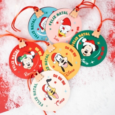 Etiquetas de Natal redondas com personagens Disney e texto FELIZ NATAL OH OH OH