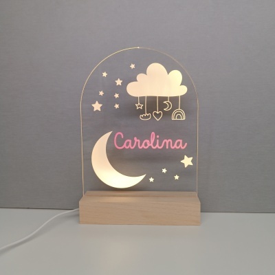 Luminária decorativa com desenho de nuvem, estrela, lua e texto Carolina