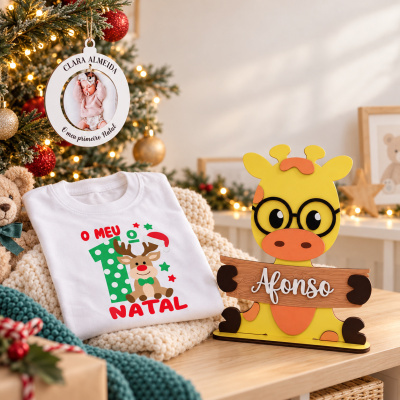 Ornamento de Natal personalizado, t-shirt branca de bebé e figura de girafa decorativa com nome