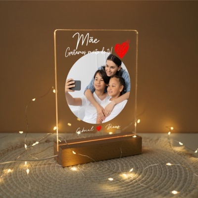 Placa de acrílico personalizada com foto e texto para mãe, iluminada com luzes de led