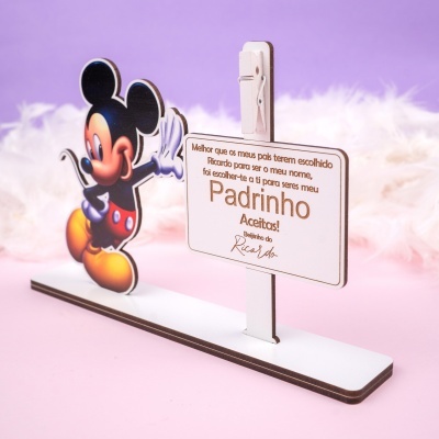 Figura em madeira do Mickey Mouse com placa branca personalizada para padrinho, fundo roxo e rosa.