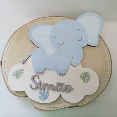 Placa decorativa de madeira com elefante azul e letras Simão