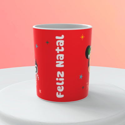 Caneca vermelha com texto Feliz Natal e personagens coloridos