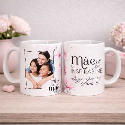 Duas canecas brancas com decoração floral e texto em português sobre o Dia da Mãe