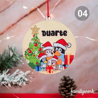 Pingente redondo de madeira com desenho de cães Natal e texto Duarte