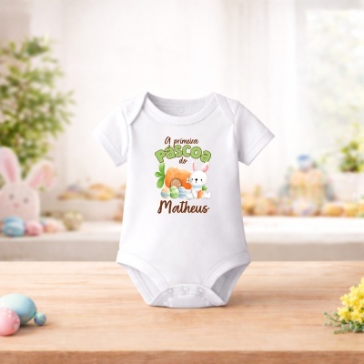 Body branco para bebé com estampa colorida de Páscoa e texto personalizado