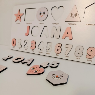 Quebra-cabeça educativo branco com peças de madeira de formas e números coloridos com rostos animados e texto em português.