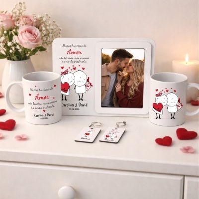 Conjunto romântico com caneca, porta-chaves e porta-retratos personalizados com texto em português e ilustração de casal desenhado
