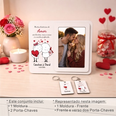 Moldura branca com foto e ilustração temática de amor, dois porta-chaves com design semelhante, sobre mesa clara com decoração romântica