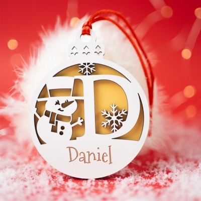 Etiqueta de Natal branca com boneco de neve e flocos de neve, com nome Daniel e cordão vermelho