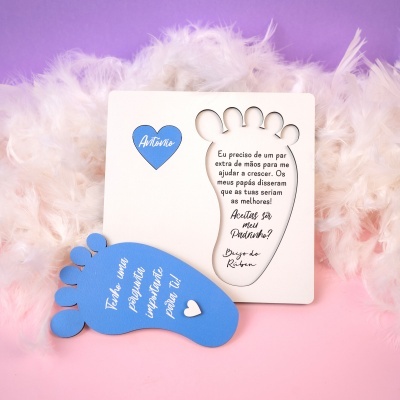 Cartão decorativo em forma de pé azul e branco com texto em português, sobre fundo rosa com penas brancas