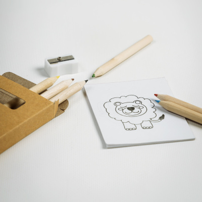 Lápis de cor em madeira, apontador branco e desenho para colorir de leão sobre superfície branca