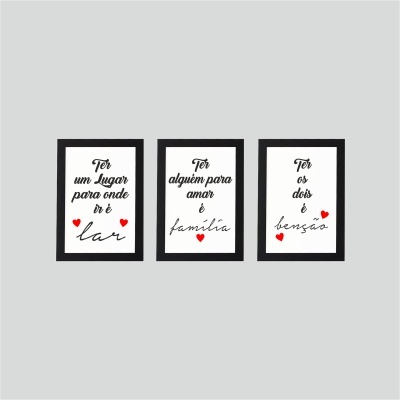 Três quadros pretos com frases em letras pretas e corações vermelhos em parede cinza