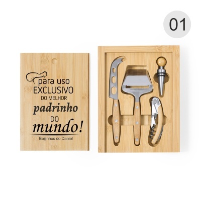 Conjunto de utensílios para queijo em caixa de madeira com texto gravado e número 01