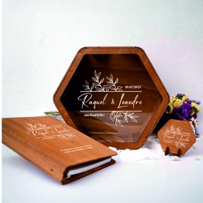 Conjunto de caixa, livro e placa em madeira decorados com texto e folhas em branco.