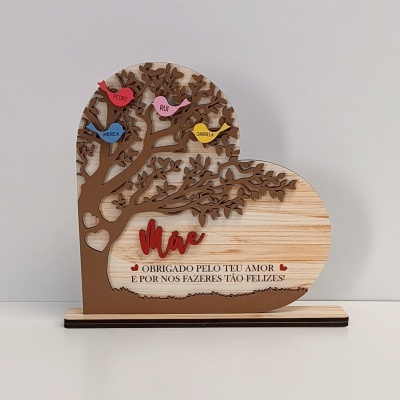 Placa decorativa em madeira em forma de coração com árvore, pássaros coloridos e texto para mãe
