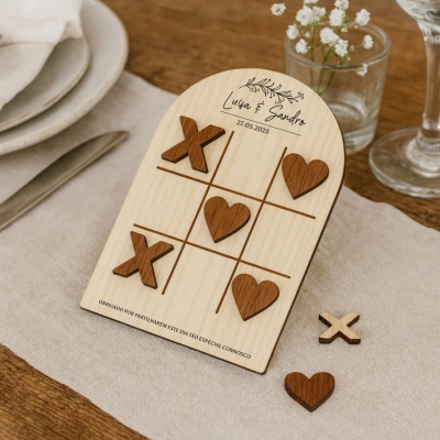 Tabuleiro de jogo da velha em madeira com peças em X e coração, decoração de mesa com flores e pratos