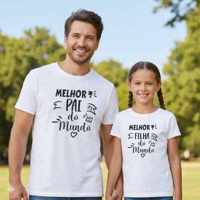 Duas pessoas vestem t-shirts brancas com texto em português num parque.
