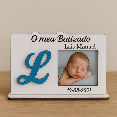 Porta-retrato decorativo branco com letra azul e foto de bebé
