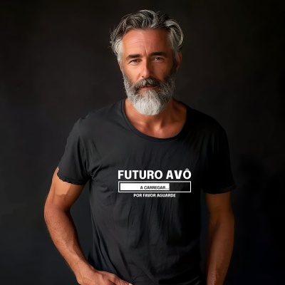 Homem com cabelo grisalho e barba branca veste t-shirt preta com texto FUTURO AVÔ