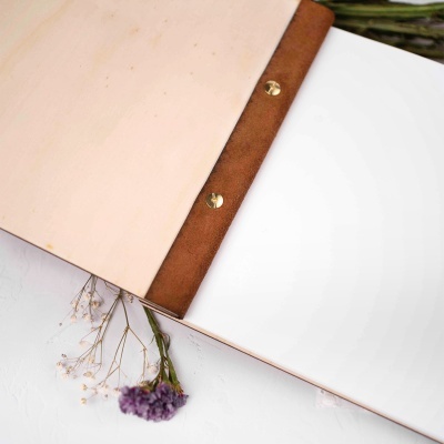 Caderno com capa de madeira e lombada de camurça com flores secas