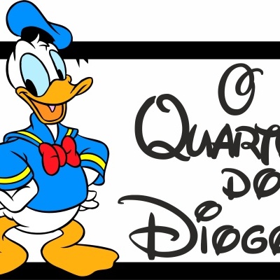 Cartaz com Donald Duck vestido em azul e texto O Quarto De Diego em fundo branco e moldura preta
