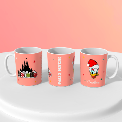 Três canecas cor de salmão com desenhos de Natal e texto em fundo branco