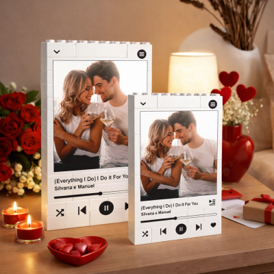 Quadros digitais brancos com foto de casal, texto musical e decoração romântica com velas e rosas.