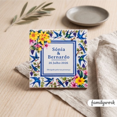 Azulejo cerâmico decorativo com flores e pássaros e texto Sónia & Bernardo 26 Julho 2026