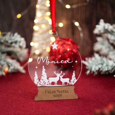 Enfeite de Natal acrílico redondo com nome personalizado e base de madeira