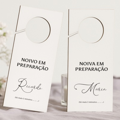 Cartões brancos para pendurar em portas com texto NOIVO EM PREPARAÇÃO Ricardo e NOIVA EM PREPARAÇÃO Maria