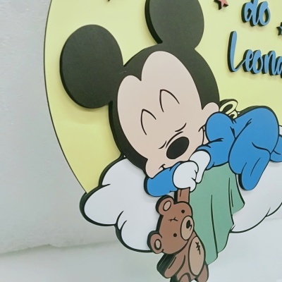 Placa decorativa do Mickey Mouse a dormir com roupa azul e cobertor verde