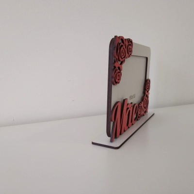 Porta-fotos de mesa em madeira com decoração vermelha de rosas e texto Mãe