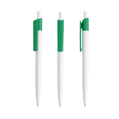 Três canetas brancas com clip verde vistas de frente e lados em fundo branco.