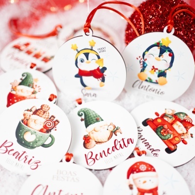 Etiquetas de Natal redondas com desenhos de pinguins, Papai Noel e textos festivos