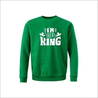 Sweatshirt verde com texto branco IM HER KING e duas coroas