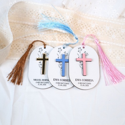 Marcadores de página ovais com cruz colorida e tassel sobre tecido bege e branco