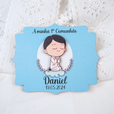 Cartão azul de primeira comunhão com ilustração e texto sobre tecido branco rendilhado