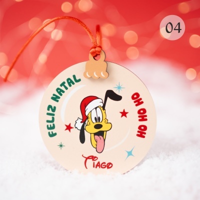 Etiqueta de Natal redonda com personagem e texto decorativo