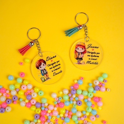 Chaveiros redondos personalizados com desenhos e texto em fundo amarelo com pérolas coloridas