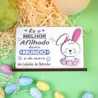 Cartão decorativo com coelho e texto em português sobre palha e ovos coloridos