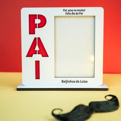 Moldura branca para fotografia com texto e recortes a vermelho para o dia do pai.