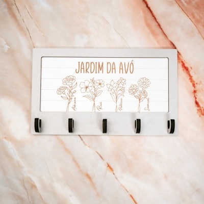 Suporte de chaves metálico com cinco ganchos e desenho de flores com texto Jardim da Avó