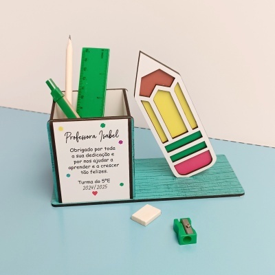 Conjunto de escritório com lápis, caneta, régua e apontador verde em suporte de madeira com mensagem para professora