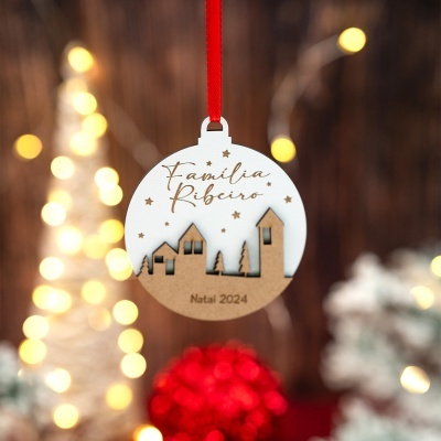 Ornamento de Natal redondo com texto e recortes de casas e árvores