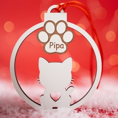 Enfeite vermelho e branco de gato com coração e etiqueta de pata com nome Pipa