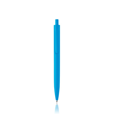 Esferográfica azul com clip e botão de pressão sobre fundo branco