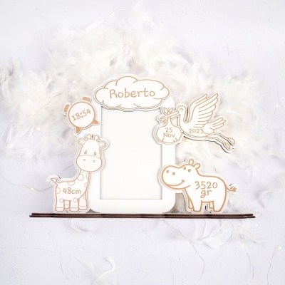 Moldura branca decorativa para foto de bebé com animais e texto relacionado ao nascimento