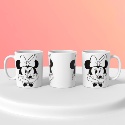 Canecas brancas com ilustração de Minnie Mouse sobre fundo cor-de-rosa