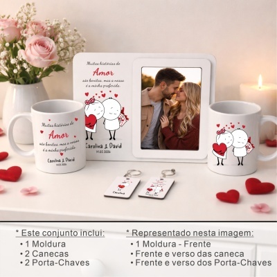 Conjunto romântico com moldura branca, canecas e porta-chaves com ilustrações de casal e texto em português.